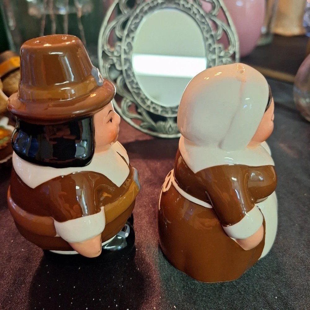 Pilgrim couple salt and pepper